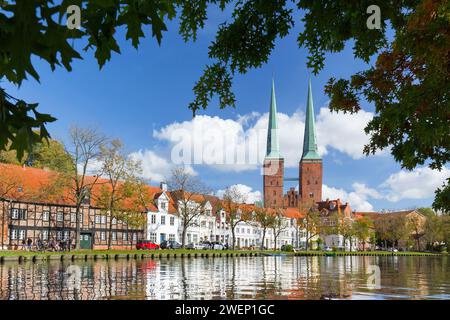 Cathédrale de Lübeck / Dom zu Lübeck / Lübecker Dom le long de la rivière Trave dans la ville hanséatique de Luebeck, Schleswig-Holstein, Allemagne Banque D'Images