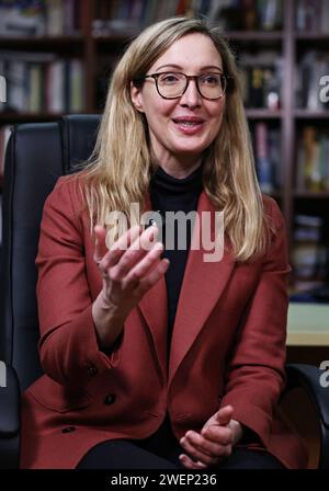 Paris, France. 8 janvier 2024. Nathalie de Gaulle, arrière-petite-fille de l'ancien président français Charles de Gaulle, s'exprime lors d'une interview avec Xinhua à Paris, France, le 8 janvier 2024. POUR ALLER AVEC 'Interview : la coopération Chine-France pour défendre le multilatéralisme reflète l'héritage de l'ancien président français de Gaulle -- arrière-petite-fille de de Gaulle' crédit : Gao Jing/Xinhua/Alamy Live News Banque D'Images