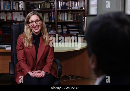 Paris, France. 8 janvier 2024. Nathalie de Gaulle, arrière-petite-fille de l'ancien président français Charles de Gaulle, s'exprime lors d'une interview avec Xinhua à Paris, France, le 8 janvier 2024. POUR ALLER AVEC 'Interview : la coopération Chine-France pour défendre le multilatéralisme reflète l'héritage de l'ancien président français de Gaulle -- arrière-petite-fille de de Gaulle' crédit : Gao Jing/Xinhua/Alamy Live News Banque D'Images