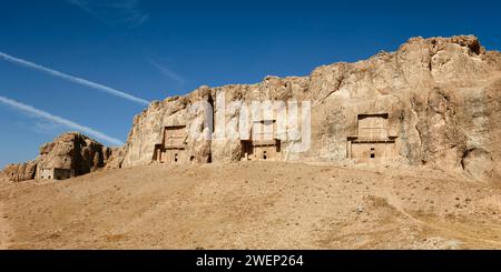 Vue de la nécropole, colline rocheuse basse (alias montagne Hossein) avec des tombes taillées dans la roche des rois de la dynastie achéménienne près de Persépolis, Iran. Banque D'Images