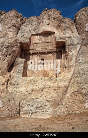 Tombe taillée dans la roche d'Artaxerxès Ier, roi achéménide de Perse (465–425 av. J.-C.), dans la nécropole de Naqsh-e Rostam près de Persépolis, en Iran. Banque D'Images