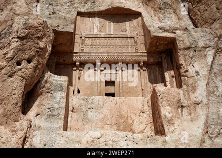 Tombe taillée dans la roche d'Artaxerxès Ier, roi achéménide de Perse (465–425 av. J.-C.), dans la nécropole de Naqsh-e Rostam près de Persépolis, en Iran. Banque D'Images