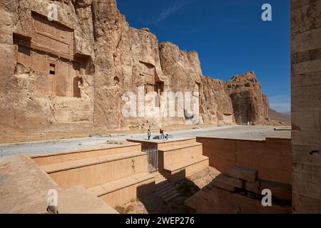 Vue de la nécropole Naqsh-e Rostam, colline rocheuse basse (alias montagne Hossein) avec tombes taillées dans la roche des rois de la dynastie achéménienne près de Persépolis, Iran Banque D'Images