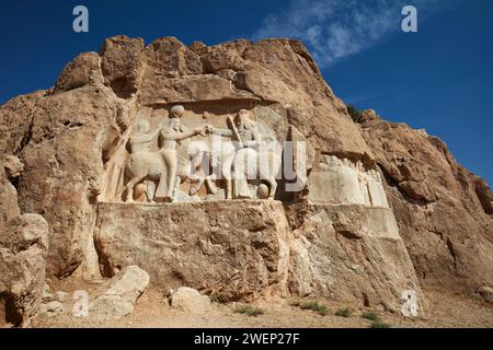 L'investiture d'Ardashir I, relief représente le roi persan Ardashir I recevant l'anneau de souveraineté du dieu Ahura Mazda. Naqsh-e Rostam, Iran. Banque D'Images