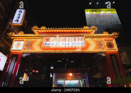 Taipei, République de Chine - 1 octobre 2023 : le portail coloré et illuminé et l'entrée du marché nocturne de Raohe Street dans le quartier de Songshan Banque D'Images