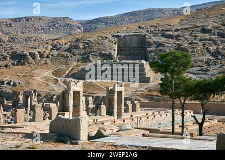 Ruines de Persépolis, capitale cérémonielle de l'Empire achéménide (550–330 av. J.-C.), avec la tombe taillée dans la roche du roi Artaxerxès III ci-dessus. Persépolis, Iran. Banque D'Images