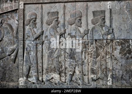 Relief des soldats perses et médians (les Mèdes sont ceux à calottes arrondies) à Persépolis, capitale de l'Empire achéménide (550–330 av. J.-C.), Iran. Banque D'Images