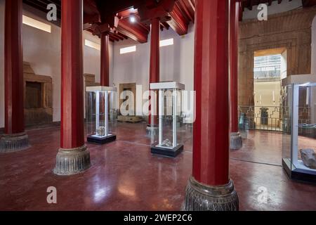 Vue intérieure du hall d'entrée dans le Palais de la Reine (alias les quartiers de la Reine), qui est maintenant restauré et utilisé comme musée. Persépolis, Iran. Banque D'Images