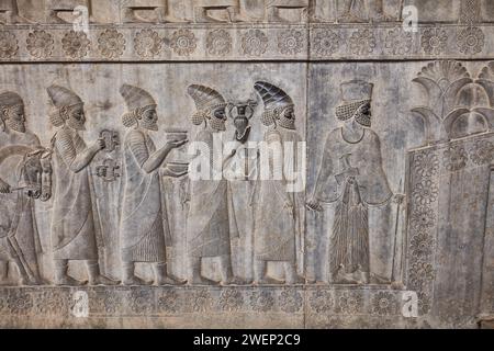 Le relief ornant l'escalier du palais d'Apadana représente des Lydiens rendant hommage et des cadeaux au grand roi de Perse. Persépolis, Iran. Banque D'Images