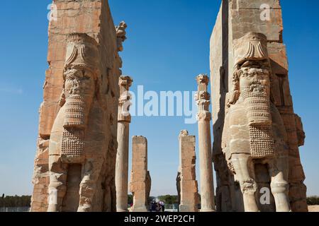 Taureaux ailés à tête humaine (Lamassu, divinité protectrice) à la porte de toutes les nations à Persépolis, capitale de l'Empire achéménide (550–330 av. J.-C.), Iran. Banque D'Images