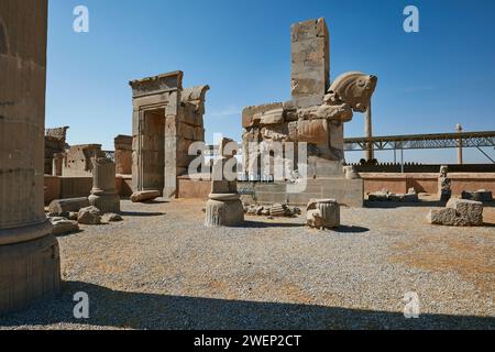 Énorme taureau de pierre à la porte nord-ouest de la salle des cent colonnes à Persépolis, capitale cérémonielle de l'Empire achéménide (550–330 av. J.-C.), Iran. Banque D'Images