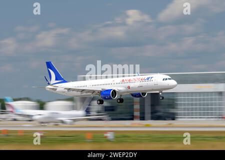 AnadoluJet Airbus A321-271NX avec l'identifiant d'aéronef TC-LUE atterrit sur la piste sud 08R de l'aéroport de Munich MUC EDDM Banque D'Images