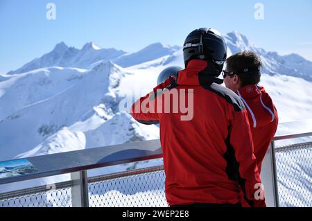 KITZSTEINHORN, AUTRICHE - 6 MARS 2012 : des skieurs non identifiés admirent le paysage hivernal enneigé sur une plate-forme touristique dans les Alpes Banque D'Images