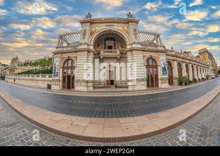 BUDAPEST, HONGRIE-23 AOÛT 2021 : entrée de la rue au château Garden Bazaar, centre culturel, complexe néo-renaissance du 19e siècle, rénové, avec exh Banque D'Images