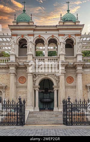 BUDAPEST, HONGRIE-23 AOÛT 2021 : entrée de la rue au château Garden Bazaar, centre culturel, complexe néo-renaissance du 19e siècle, rénové, avec exh Banque D'Images