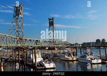 Une petite marina se trouve devant le Memorial Bridge, un pont levant vertical historique, à Portsmouth, New Hampshire Banque D'Images