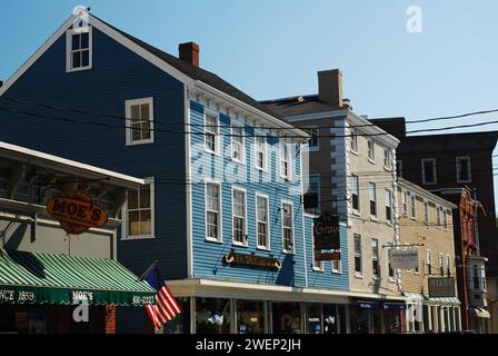 Des bâtiments historiques bordent la rue principale dans le quartier historique des commerces et des affaires du centre-ville de Portsmouth, New Hampshire Banque D'Images