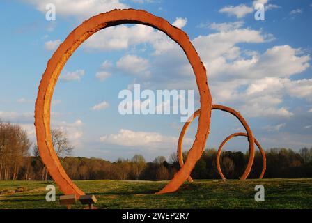 Le grand anneau circulaire de Thomas Sayre sculpture Gyre sur le parc du North Carolina Museum of Art à Raleigh Banque D'Images