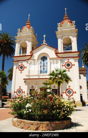 Des fleurs fleurissent et des palmiers encadrent la paroisse historique des cinq blessures portugaises, une cathédrale catholique de San Jose en Californie Banque D'Images