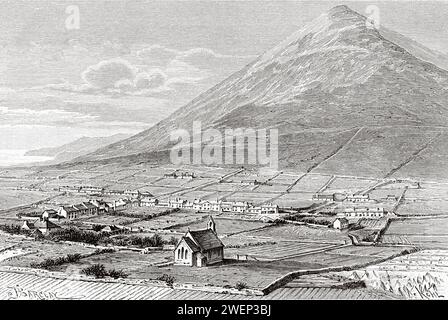 Doogort Village et Slievemore Mountain sur Achill Island dans le comté de Mayo, République d'Irlande. Trois mois en Irlande par Mlle Marie Anne de Bovet (1855 - 1935) Limerick et la Côte de Clare 1889 Banque D'Images