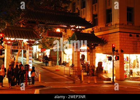 Dragon Gate, dans le pailou chinois traditionnel, marque une entrée officielle dans le quartier chinois de San Francisco Banque D'Images