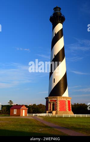 La grande tour avec des bandes en spirale noires et blanches est caractéristique du phare de Cape Hatteras sur les rives extérieures de la Caroline du Nord Banque D'Images