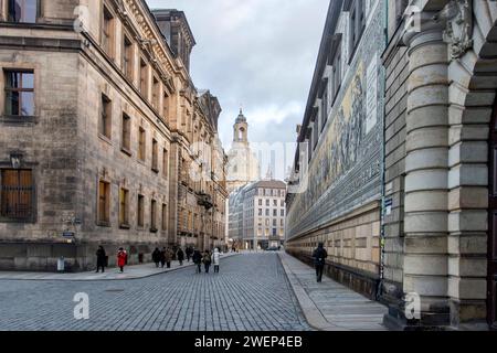 Die Auguststraße in Dresden mit Blick am Fürstenzug re. Entlang hin zur Frauenkirche. *** Auguststraße à Dresde avec une vue le long de la Fürstenzug à la Frauenkirche Banque D'Images