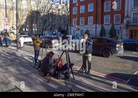 Londres, Royaume-Uni. 26 janvier 2024. Des membres des médias se rassemblent devant la clinique privée de Londres alors que le roi Charles III est admis pour un traitement de la prostate, le même hôpital où la princesse Catherine a subi son intervention chirurgicale. Crédit : Vuk Valcic/Alamy Live News Banque D'Images