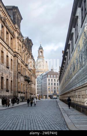 Die Auguststraße in Dresden mit Blick am Fürstenzug re. Entlang hin zur Frauenkirche. *** Auguststraße à Dresde avec une vue le long de la Fürstenzug à la Frauenkirche Banque D'Images