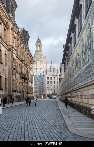 Die Auguststraße in Dresden mit Blick am Fürstenzug re. Entlang hin zur Frauenkirche. *** Auguststraße à Dresde avec une vue le long de la Fürstenzug à la Frauenkirche Banque D'Images