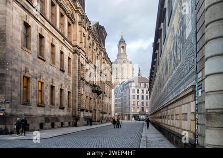 Die Auguststraße in Dresden mit Blick am Fürstenzug re. Entlang hin zur Frauenkirche. *** Auguststraße à Dresde avec une vue le long de la Fürstenzug à la Frauenkirche Banque D'Images