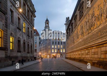 Die Auguststraße in Dresden mit Blick am Fürstenzug re. Entlang hin zur Frauenkirche. *** Auguststraße à Dresde avec une vue le long de la Fürstenzug à la Frauenkirche Banque D'Images