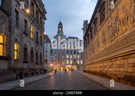 Die Auguststraße in Dresden mit Blick am Fürstenzug re. Entlang hin zur Frauenkirche. *** Auguststraße à Dresde avec une vue le long de la Fürstenzug à la Frauenkirche Banque D'Images