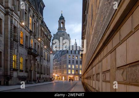 Die Auguststraße in Dresden mit Blick am Fürstenzug re. Entlang hin zur Frauenkirche. *** Auguststraße à Dresde avec une vue le long de la Fürstenzug à la Frauenkirche Banque D'Images