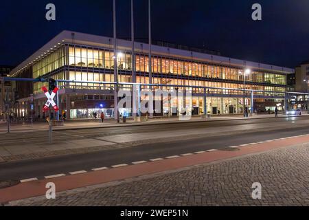 Kulturpalast Dresden am Abend. DAS Veranstaltungshaus ist ein modernistischer DDR-Bau des Architekten Wolfgang Hänsch und wurde 1969 eröffnet. Nach einem mehrjährigen Umbau samt Einbau eines neuen Konzertsaales wurde er im avril 2017 wiedereröffnet. *** Kulturpalast Dresde le soir le lieu de l'événement est un bâtiment moderniste de la RDA conçu par l'architecte Wolfgang Hänsch et a été inauguré en 1969 après plusieurs années de rénovation, y compris l'installation d'une nouvelle salle de concert, il a été rouvert en avril 2017 Banque D'Images