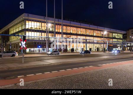 Kulturpalast Dresden am Abend. DAS Veranstaltungshaus ist ein modernistischer DDR-Bau des Architekten Wolfgang Hänsch und wurde 1969 eröffnet. Nach einem mehrjährigen Umbau samt Einbau eines neuen Konzertsaales wurde er im avril 2017 wiedereröffnet. *** Kulturpalast Dresde le soir le lieu de l'événement est un bâtiment moderniste de la RDA conçu par l'architecte Wolfgang Hänsch et a été inauguré en 1969 après plusieurs années de rénovation, y compris l'installation d'une nouvelle salle de concert, il a été rouvert en avril 2017 Banque D'Images