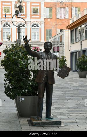 Statue en bronze de Mike Bongiorno (New York, 1924 - Monte Carlo, 2009), présentateur de 11 éditions du Festival de la chanson italienne, Sanremo, Ligurie, Italie Banque D'Images