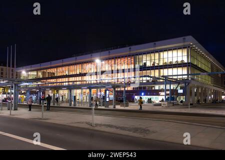 Kulturpalast Dresden am Abend. DAS Veranstaltungshaus ist ein modernistischer DDR-Bau des Architekten Wolfgang Hänsch und wurde 1969 eröffnet. Nach einem mehrjährigen Umbau samt Einbau eines neuen Konzertsaales wurde er im avril 2017 wiedereröffnet. *** Kulturpalast Dresde le soir le lieu de l'événement est un bâtiment moderniste de la RDA conçu par l'architecte Wolfgang Hänsch et a été inauguré en 1969 après plusieurs années de rénovation, y compris l'installation d'une nouvelle salle de concert, il a été rouvert en avril 2017 Banque D'Images