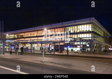 Kulturpalast Dresden am Abend. DAS Veranstaltungshaus ist ein modernistischer DDR-Bau des Architekten Wolfgang Hänsch und wurde 1969 eröffnet. Nach einem mehrjährigen Umbau samt Einbau eines neuen Konzertsaales wurde er im avril 2017 wiedereröffnet. *** Kulturpalast Dresde le soir le lieu de l'événement est un bâtiment moderniste de la RDA conçu par l'architecte Wolfgang Hänsch et a été inauguré en 1969 après plusieurs années de rénovation, y compris l'installation d'une nouvelle salle de concert, il a été rouvert en avril 2017 Banque D'Images