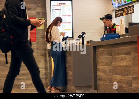 Biélorussie, Minsk - 06 octobre 2023 : le restaurant KFC en gros plan Banque D'Images