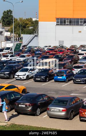 Biélorussie, Minsk - 06 octobre 2023 : rangées de voitures dans le parking Banque D'Images