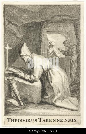 Saint Théodore van Tabennae, Frederick Bloemaert, d'après Abraham Bloemaert, après 1636 - c. 1670 impression Saint Théodore de Tabennae lit dans un livre, agenouillé pour une grande pierre sur laquelle est un crucifix. A la porte se trouvent deux femmes, la sœur et la mère de Théodore. Un moine leur dit que Théodore ne veut pas les recevoir. Ensuite, les deux vont aussi dans le monastère. Tirage à partir d'une série de 80 tirages et d'un tirage de titre avec des ermites du 2e au 6e siècle. Gravure sur papier de saints masculins (avec NOM). une personne priant. (vénération des) objets de dévotion. moine(s), frère(s) Banque D'Images