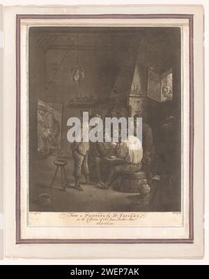 Mailing Farmers in Herberg, William Baillie, d'après David Teniers (II), 1771 imprimer Pardens Farmers in an inn avec des spectateurs de montage de tuyaux. A droite une fenêtre à travers laquelle une vieille femme regarde à l'intérieur. soie. cartes à jouer en papier. auberge, café, maison publique, etc Banque D'Images