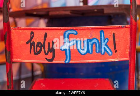 Chaises de bar colorées et funky au Blu Jazz Bar, Haji Lane, Singapour Banque D'Images