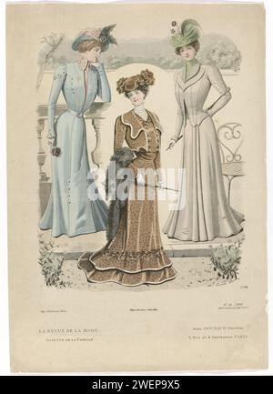La Revue de la Fashion, 1900, n° 16, nr. 3788, 1900 à gauche : Robe avec corps ouvert, sous un chemisier avec un col surélevé. Une ceinture autour du moyen. Milieu : Robe et veste avec motif à pois. Vossbontje autour du bras, un parasol dans les mains. A droite : ensemble gris, composé d'une jupe, d'une veste et d'une blouse décorée. Parasol. Tirage du magazine de mode Revue de la mode (1872-1913). plaques de mode gravées sur papier acier. robe, robe (+ vêtements pour femmes). casque (+ vêtements pour femmes). gants, mitaines, etc (+ vêtements pour femmes). vêtements pour la partie supérieure du corps (+ vêtements pour femmes Banque D'Images