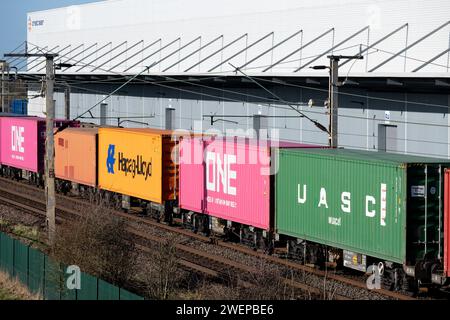 Conteneurs maritimes dans un train, Northamptonshire, Royaume-Uni Banque D'Images