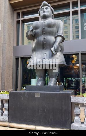 Sculpture de « femme habillée » de Fernando Botero devant Parkview Square, 600 North Bridge Road, Singapour Banque D'Images