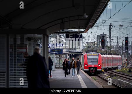 Photo d'un train appartenant à la Deutsche Bahn, au train de banlieue Koln S, passant par la gare Koln Sudbahnhof Bahnhof. Le S-Bahn Cologne est un S-Bahn ne Banque D'Images