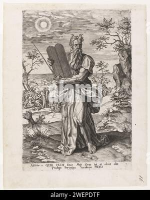 Moïse avec les tables de la Loi, 1550 - 1625 print Moïse tient deux tablettes de pierre sur lesquelles les dix Commandements sont écrits ; les tables de la Loi. Dans les scènes de fond de l'exode d'Egypte. Sous l'image se trouve un texte de deux lignes en latin, numéroté dans la marge miroir : 5. L'estampe fait partie d'une série d'estampes sur la lettre aux Hébreux Chapitre 11. Gravure sur papier ajout légendaire / historique à la vie-histoire de Moïse. Les nouvelles tables de la loi (Exode 34). Exode (partie II) : Voyage d'Israël au Mont Sinaï Banque D'Images
