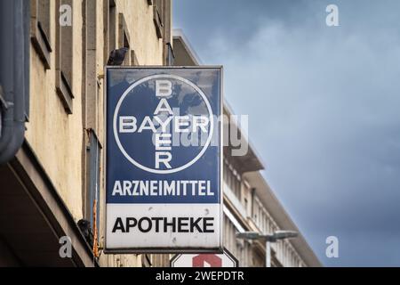 Photo d'un panneau avec le logo de Bayer sur une pharmacie à Dusseldorf, Allemagne. Bayer AG est une multinationale allemande dans le domaine pharmaceutique et biotechnologique Banque D'Images